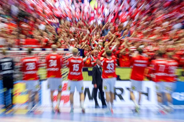24 01 2026, Handball, Men s EHF EURO 2026, Denmark Spain, Jyske Bank Boxen in Herning, Denmark, Main Round Final celebration after Denmarks victory against Spain Dynamic Feature of the Spectators on the grandstand Denmark