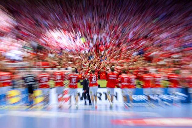 24 01 2026, Handball, Men s EHF EURO 2026, Denmark Spain, Jyske Bank Boxen in Herning, Denmark, Main Round Final celebration after Denmarks victory against Spain Dynamic Feature of the Spectators on the grandstand Denmark