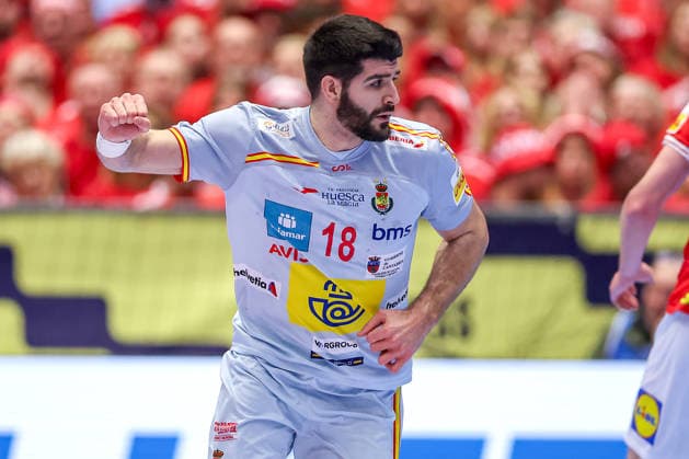 24 01 2026, Handball, Men s EHF EURO 2026, Denmark Spain, Jyske Bank Boxen in Herning, Denmark, Main Round Imanol Garciandia Alustiza Espania 18 cheering Denmark