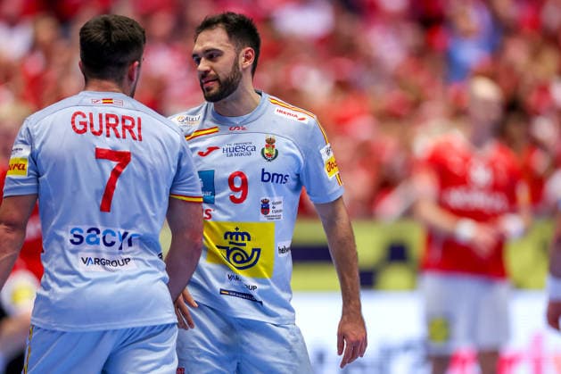 24 01 2026, Handball, Men s EHF EURO 2026, Denmark Spain, Jyske Bank Boxen in Herning, Denmark, Main Round Jan Gurri Aregay Espania 07 next to Ian Tarrafeta Serrano Espania 09 Denmark