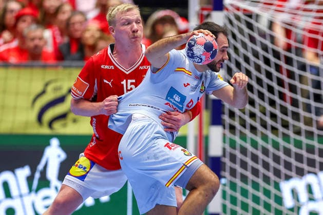24 01 2026, Handball, Men s EHF EURO 2026, Denmark Spain, Jyske Bank Boxen in Herning, Denmark, Main Round Magnus Saugstrup Jensen Denmark 15 in a duel against Ian Tarrafeta Serrano Espania 09 Denmark