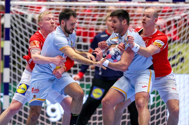 24 01 2026, Handball, Men s EHF EURO 2026, Denmark Spain, Jyske Bank Boxing in Herning, Denmark, Main Round Ian Tarrafeta Serrano Espania 09 and Abel Serdio Guntin Espania 20 in a duel against Magnus Saugstrup Jensen Denmark 15 Simon Hald Jensen Denmark 34 Denmark