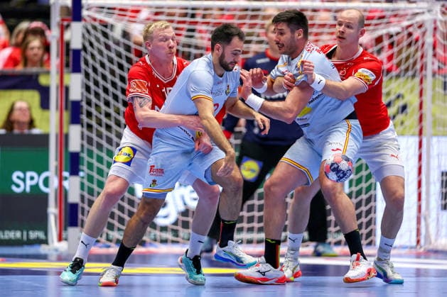 24 01 2026, Handball, Men s EHF EURO 2026, Denmark Spain, Jyske Bank Boxing in Herning, Denmark, Main Round Ian Tarrafeta Serrano Espania 09 and Abel Serdio Guntin Espania 20 in a duel against Magnus Saugstrup Jensen Denmark 15 Simon Hald Jensen Denmark 34 Denmark