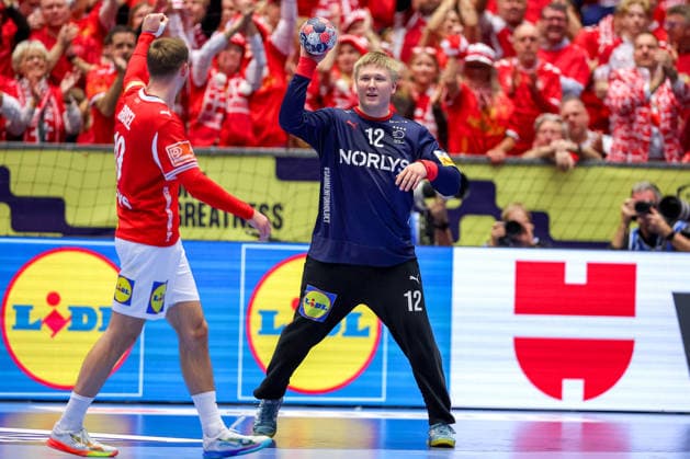 24 01 2026, Handball, Men s EHF EURO 2026, Denmark Spain, Jyske Bank Boxen in Herning, Denmark, Main Round Emil Nielsen Denmark 12 cheering next to Mathias Gidsel Denmark 19 Denmark