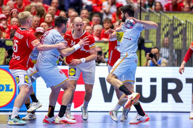 24 01 2026, Handball, Men s EHF EURO 2026, Denmark Spain, Jyske Bank Boxen in Herning, Denmark, Main Round Imanol Garciandia Alustiza Espania 18 and Abel Serdio Guntin Espania 20 are pinned down by the Danish defense Denmark