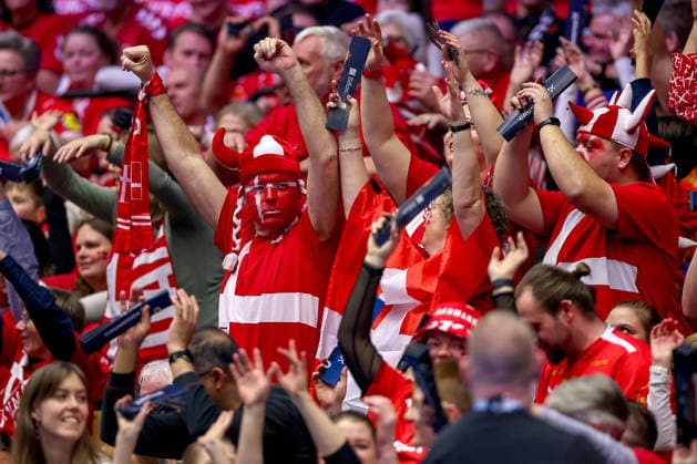 24 01 2026, Handball, Men s EHF EURO 2026, Denmark Spain, Jyske Bank Boxen in Herning, Denmark, Main Round Danish fans cheer on the team in the stands Denmark