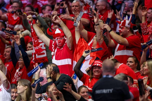 24 01 2026, Handball, Men s EHF EURO 2026, Denmark Spain, Jyske Bank Boxen in Herning, Denmark, Main Round Danish fans cheer on the team in the stands Denmark
