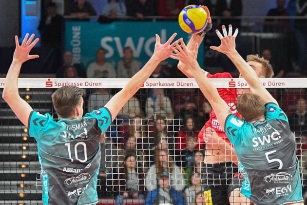 Joshua Glasbergen Warnemünde, 12 smashes the ball against the block of Petteri Samuli Tyynismaa Powervolleys Düren, 10 and Sjors Tijhuis Powervolleys Düren, 5 , Action, Action, Game scene, 24 01 2026, Düren Germany , Volleyball, 1 Bundesliga Men, SWD Powervolleys Düren Warnemünde xmhx
