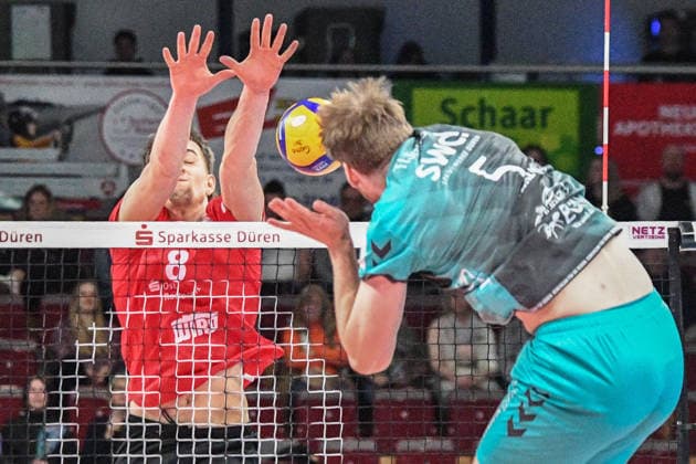 from left Gabriel Tyws Warnemünde, 8 blocking the smash ball of Sjors Tijhuis Powervolleys Düren, 5 , action, action, game scene, 24 01 2026, Düren Germany , Volleyball, 1 Bundesliga Men, SWD Powervolleys Düren Warnemünde xmhx
