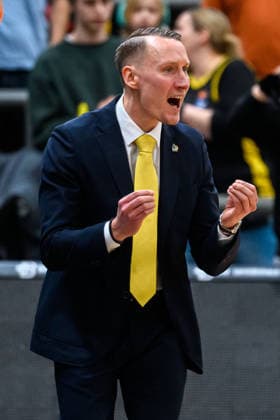 Ludwigsburg, BBL 25 26 MHP Riesen Ludwigsburg vs Basketball Loewen Braunschweig Coach Mikko Riipinen Ludwigsburg gestures gestures gestures Ludwigsburg MHP Arena Baden Württemberg Germany