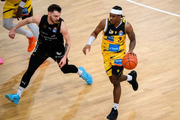 Ludwigsburg, BBL 25 26 MHP Riesen Ludwigsburg vs Basketball Loewen Braunschweig Ferdinand Zylka Braunschweig , Stefan Smith Ludwigsburg Ludwigsburg MHP Arena Baden Württemberg Germany