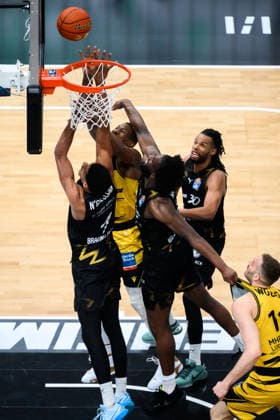 Ludwigsburg, BBL 25 26 MHP Riesen Ludwigsburg vs Basketball Loewen Braunschweig David Nguessan Braunschweig , Yorman Polas Bartolo Ludwigsburg , Oluwasimisola Shittu Braunschweig , Chip Flanigan Braunschweig Ludwigsburg MHP Arena Baden Württemberg Germany