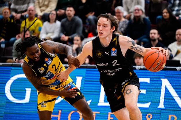 Ludwigsburg, BBL 25 26 MHP Riesen Ludwigsburg vs Basketball Loewen Braunschweig Traveon Buchanan Ludwigsburg , Benjamin Schroeder Schröder Braunschweig Ludwigsburg MHP Arena Baden Württemberg Germany