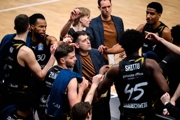 Ludwigsburg, BBL 25 26 MHP Riesen Ludwigsburg vs Basketball Loewen Braunschweig Coach Konstantinos Papazoglou Braunschweig at timeout Ludwigsburg MHP Arena Baden Württemberg Germany