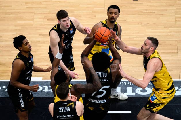 Ludwigsburg, BBL 25 26 MHP Riesen Ludwigsburg vs Basketball Loewen Braunschweig Oluwasimisola Shittu Braunschweig , Jonas Wohlfarth Bottermann Ludwigsburg Ludwigsburg MHP Arena Baden Württemberg Germany