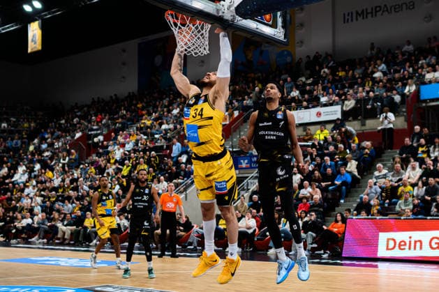 Ludwigsburg, BBL 25 26 MHP Riesen Ludwigsburg vs Basketball Loewen Braunschweig Gavin Schilling Ludwigsburg , David Nguessan Braunschweig Ludwigsburg MHP Arena Baden Württemberg Germany