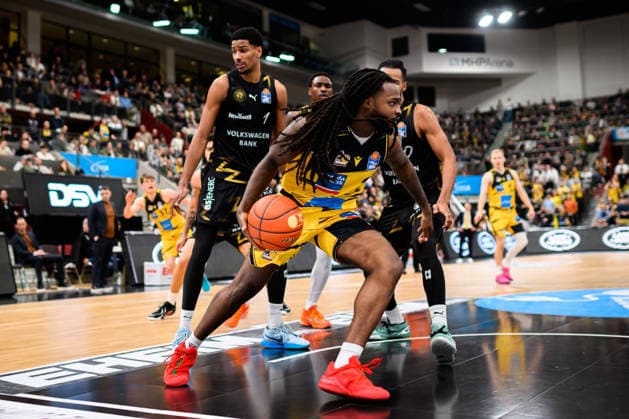 Ludwigsburg, BBL 25 26 MHP Riesen Ludwigsburg vs Basketball Loewen Braunschweig Traveon Buchanan Ludwigsburg Ludwigsburg MHP Arena Baden Württemberg Germany