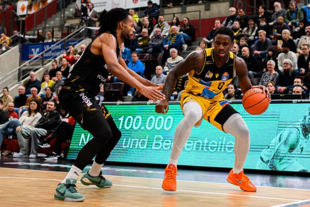 Ludwigsburg, BBL 25 26 MHP Riesen Ludwigsburg vs Basketball Loewen Braunschweig v li Chip Flanigan Braunschweig , Babacar Sane Ludwigsburg Ludwigsburg MHP Arena Baden Württemberg Germany