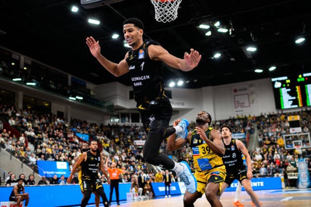 Ludwigsburg, BBL 25 26 MHP Riesen Ludwigsburg vs Basketball Loewen Braunschweig David Nguessan Braunschweig Ludwigsburg MHP Arena Baden Württemberg Germany
