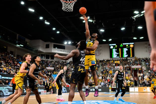 Ludwigsburg, BBL 25 26 MHP Riesen Ludwigsburg vs Basketball Loewen Braunschweig Oluwasimisola Shittu Braunschweig , Maxwell Dongmo Temoka Ludwigsburg Ludwigsburg Ludwigsburg MHP Arena Baden Württemberg Germany