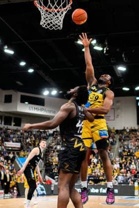 Ludwigsburg, BBL 25 26 MHP Riesen Ludwigsburg vs Basketball Loewen Braunschweig Oluwasimisola Shittu Braunschweig , Maxwell Dongmo Temoka Ludwigsburg Ludwigsburg Ludwigsburg MHP Arena Baden Württemberg Germany