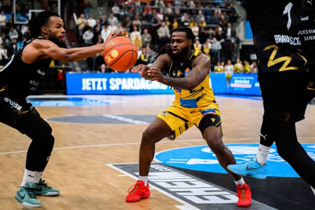 Ludwigsburg, BBL 25 26 MHP Riesen Ludwigsburg vs Basketball Loewen Braunschweig Chip Flanigan Braunschweig , Traveon Buchanan Ludwigsburg Ludwigsburg MHP Arena Baden Württemberg Germany