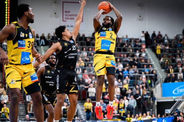 Ludwigsburg, BBL 25 26 MHP Riesen Ludwigsburg vs Basketball Loewen Braunschweig Grant Sherfield Braunschweig , Traveon Buchanan Ludwigsburg Ludwigsburg MHP Arena Baden Württemberg Germany