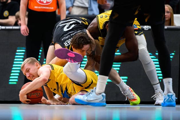 Ludwigsburg, BBL 25 26 MHP Riesen Ludwigsburg vs Basketball Loewen Braunschweig Toms Skuja Ludwigsburg , Benjamin Schroeder Schröder Braunschweig , Yorman Polas Bartolo Ludwigsburg Ludwigsburg MHP Arena Baden Württemberg Germany
