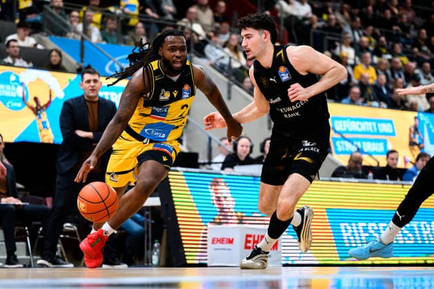 Ludwigsburg, BBL 25 26 MHP Riesen Ludwigsburg vs Basketball Loewen Braunschweig Traveon Buchanan Ludwigsburg , Nikola Tomic Braunschweig Ludwigsburg MHP Arena Baden Württemberg Germany
