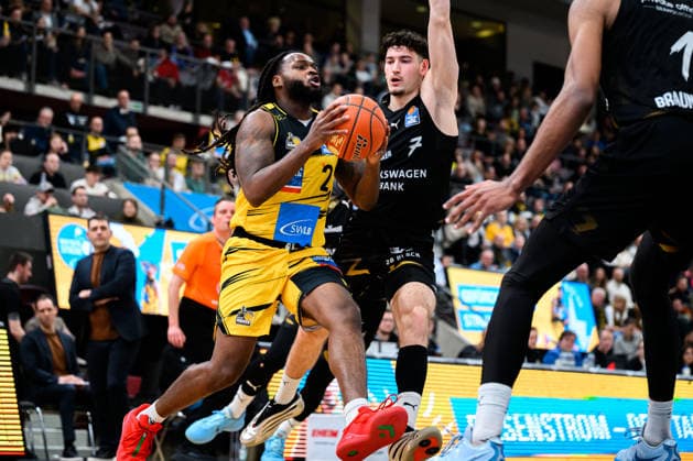 Ludwigsburg, BBL 25 26 MHP Riesen Ludwigsburg vs Basketball Loewen Braunschweig Traveon Buchanan Ludwigsburg , Nikola Tomic Braunschweig Ludwigsburg MHP Arena Baden Württemberg Germany