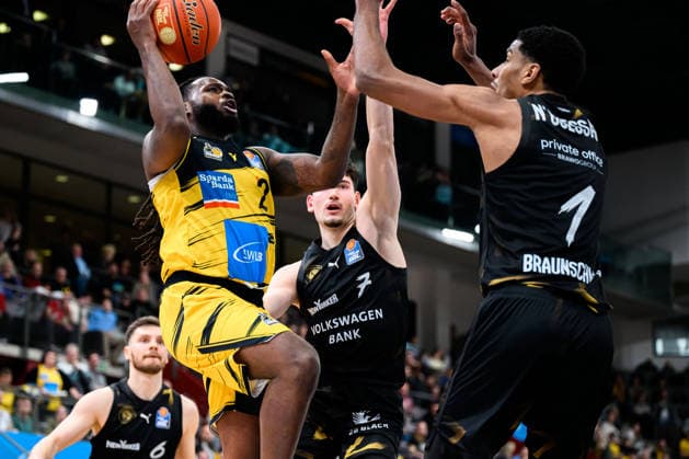 Ludwigsburg, BBL 25 26 MHP Riesen Ludwigsburg vs Basketball Loewen Braunschweig Traveon Buchanan Ludwigsburg , Nikola Tomic Braunschweig , David Nguessan Braunschweig Ludwigsburg MHP Arena Baden Württemberg Germany