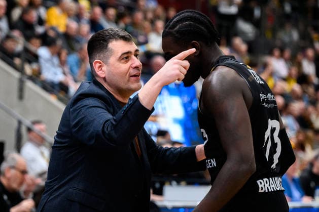 Ludwigsburg, BBL 25 26 MHP Riesen Ludwigsburg vs Basketball Loewen Braunschweig Coach Konstantinos Papazoglou Braunschweig , Barra Njie Braunschweig Ludwigsburg MHP Arena Baden Württemberg Germany