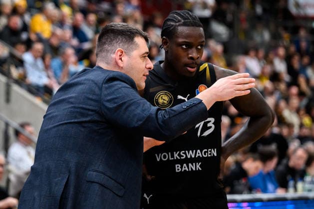 Ludwigsburg, BBL 25 26 MHP Riesen Ludwigsburg vs Basketball Loewen Braunschweig Coach Konstantinos Papazoglou Braunschweig , Barra Njie Braunschweig Ludwigsburg MHP Arena Baden Württemberg Germany