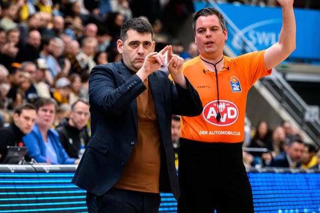 Ludwigsburg, BBL 25 26 MHP Riesen Ludwigsburg vs Basketball Loewen Braunschweig Coach Konstantinos Papazoglou Braunschweig Ludwigsburg MHP Arena Baden Württemberg Germany