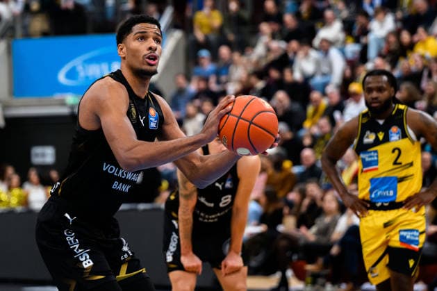 Ludwigsburg, BBL 25 26 MHP Riesen Ludwigsburg vs Basketball Loewen Braunschweig David Nguessan Braunschweig Ludwigsburg MHP Arena Baden Württemberg Germany