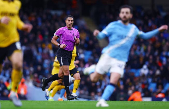 Referee Farai Hallam Manchester City v Wolverhampton Wanderers, Premier League, Football, Etihad Stadium, Manchester, UK - 24 Jan 2026Manchester Etihad Stadium United Kingdom EDITORIAL USE ONLY No use with unauthorised audio, video, data, fixture lists, club league logos or live services. Online in-match use limited to 120 images, no video emulation. No use in betting, games or single club league player publications.  Copyright: xMattxWest Shutterstockx 16425986ck