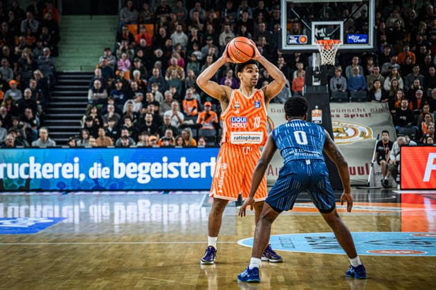 Neu Ulm, Germany, 24 01 26 Mark Smith ratiopharm ulm and DJ Horne MLP Academics Heidelberg battle for the ball during the Basketball Bundesliga match between ratiopharm ulm vs MLP Academics Heidelberg at the ratiopharm Arena on January 24, 2026 in Neu Ulm, Germany Photo by Harry Langer DeFodi Images ratiopharm Arena, Germany, 24 01 26 Mark Smith ratiopharm ulm and DJ Horne MLP Academics Heidelberg battle for the ball during the Basketball Bundesliga match between ratiopharm ulm vs MLP Academics Heidelberg at Neu Ulm on January 24, 2026 in ratiopharm Arena, Germany Photo by Harry Langer DeFodi Images Photo by Harry Langer DeFodi Images