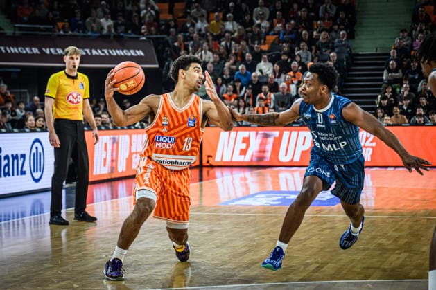 Neu Ulm, Germany, 24 01 26 Mark Smith ratiopharm ulm and DJ Horne MLP Academics Heidelberg battle for the ball during the Basketball Bundesliga match between ratiopharm ulm vs MLP Academics Heidelberg at the ratiopharm Arena on January 24, 2026 in Neu Ulm, Germany Photo by Harry Langer DeFodi Images ratiopharm Arena, Germany, 24 01 26 Mark Smith ratiopharm ulm and DJ Horne MLP Academics Heidelberg battle for the ball during the Basketball Bundesliga match between ratiopharm ulm vs MLP Academics Heidelberg at Neu Ulm on January 24, 2026 in ratiopharm Arena, Germany Photo by Harry Langer DeFodi Images Photo by Harry Langer DeFodi Images