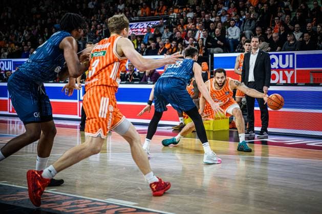 Neu Ulm, Germany, 24 01 26 Osun Osunniyi MLP Academics Heidelberg , Christian Sengfelder ratiopharm ulm , Ryan Miksell MLP Academics Heidelberg and Christopher Ledlum ratiopharm ulm in a duel during the Basketball Bundesliga match between ratiopharm ulm vs MLP Academics Heidelberg at ratiopharm Arena on January 24, 2026 in Neu Ulm, Germany Photo by Harry Langer DeFodi Images ratiopharm Arena, Germany, 24 01 26 Osun Osunniyi MLP Academics Heidelberg , Christian Sengfelder ratiopharm ulm , Ryan Miksell MLP Academics Heidelberg and Christopher Ledlum ratiopharm ulm battle for the ball during the Basketball Bundesliga match between ratiopharm ulm vs MLP Academics Heidelberg at Neu Ulm on January 24, 2026 in ratiopharm Arena, Germany Photo by Harry Langer DeFodi Images Photo by Harry Langer DeFodi Images