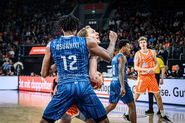 Neu Ulm, Germany, 24 01 26 Osun Osunniyi MLP Academics Heidelberg and Christian Sengfelder ratiopharm ulm battle for the ball during the Basketball Bundesliga match between ratiopharm ulm vs MLP Academics Heidelberg at ratiopharm Arena on January 24, 2026 in Neu Ulm, Germany Photo by Harry Langer DeFodi Images ratiopharm Arena, Germany, 24 01 26 Osun Osunniyi MLP Academics Heidelberg and Christian Sengfelder ratiopharm ulm battle for the ball during the Basketball Bundesliga match between ratiopharm ulm vs MLP Academics Heidelberg at Neu Ulm on January 24, 2026 in ratiopharm Arena, Germany Photo by Harry Langer DeFodi Images Photo by Harry Langer DeFodi Images
