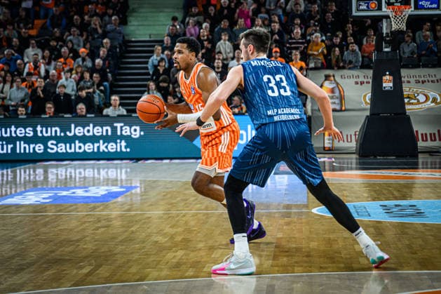 Neu Ulm, Germany, 24 01 26 Justin Simon ratiopharm ulm and Ryan Miksell MLP Academics Heidelberg battle for the ball during the Basketball Bundesliga match between ratiopharm ulm vs MLP Academics Heidelberg at the ratiopharm Arena on January 24, 2026 in Neu Ulm, Germany Photo by Harry Langer DeFodi Images ratiopharm Arena, Germany, 24 01 26 Justin Simon ratiopharm ulm and Ryan Miksell MLP Academics Heidelberg battle for the ball during the Basketball Bundesliga match between ratiopharm ulm vs MLP Academics Heidelberg at Neu Ulm on January 24, 2026 in ratiopharm Arena, Germany Photo by Harry Langer DeFodi Images Photo by Harry Langer DeFodi Images