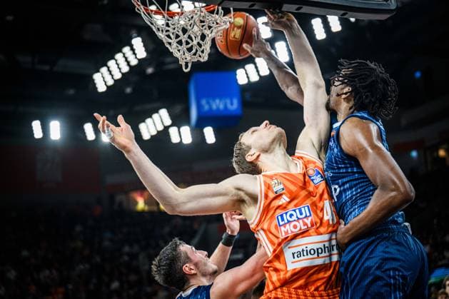 Neu Ulm, Germany, 24 01 26 Christian Sengfelder ratiopharm ulm and Osun Osunniyi MLP Academics Heidelberg battle for the ball during the Basketball Bundesliga match between ratiopharm ulm vs MLP Academics Heidelberg at ratiopharm Arena on January 24, 2026 in Neu Ulm, Germany Photo by Harry Langer DeFodi Images ratiopharm Arena, Germany, 24 01 26 Christian Sengfelder ratiopharm ulm and Osun Osunniyi MLP Academics Heidelberg battle for the ball during the Basketball Bundesliga match between ratiopharm ulm vs MLP Academics Heidelberg at Neu Ulm on January 24, 2026 in ratiopharm Arena, Germany Photo by Harry Langer DeFodi Images Photo by Harry Langer DeFodi Images