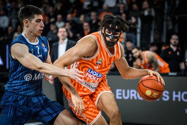 Neu Ulm, Germany, 24 01 26 Dusan Neskocvic MLP Academics Heidelberg and Alec Anigbata ratiopharm ulm in a duel during the Basketball Bundesliga match between ratiopharm ulm vs MLP Academics Heidelberg at ratiopharm Arena on January 24, 2026 in Neu Ulm, Germany Photo by Harry Langer DeFodi Images ratiopharm Arena, Germany, 24 01 26 Dusan Neskocvic MLP Academics Heidelberg and Alec Anigbata ratiopharm ulm battle for the ball during the Basketball Bundesliga match between ratiopharm ulm vs MLP Academics Heidelberg at Neu Ulm on January 24, 2026 in ratiopharm Arena, Germany Photo by Harry Langer DeFodi Images Photo by Harry Langer DeFodi Images