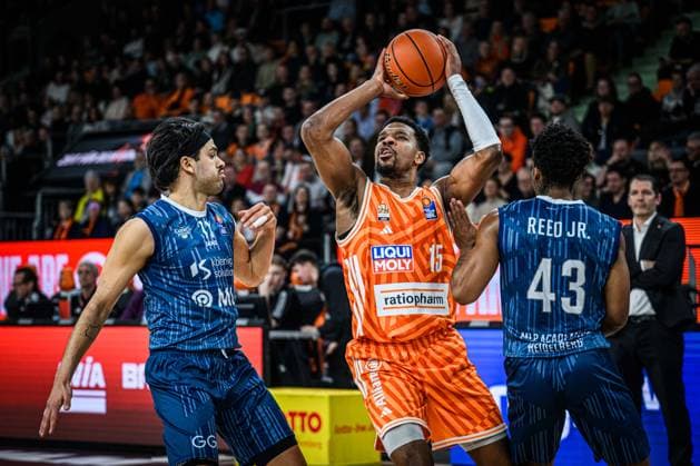 Neu Ulm, Germany, 24 01 26 Erol Ersek MLP Academics Heidelberg , Justin Simon ratiopharm ulm and Eric Reed Jr MLP Academics Heidelberg battle for the ball during the Basketball Bundesliga match between ratiopharm ulm vs MLP Academics Heidelberg at ratiopharm Arena on January 24, 2026 in Neu Ulm, Germany Photo by Harry Langer DeFodi Images ratiopharm Arena, Germany, 24 01 26 Erol Ersek MLP Academics Heidelberg , Justin Simon ratiopharm ulm and Eric Reed Jr MLP Academics Heidelberg battle for the ball during the Basketball Bundesliga match between ratiopharm ulm vs MLP Academics Heidelberg at Neu Ulm on January 24, 2026 in ratiopharm Arena, Germany Photo by Harry Langer DeFodi Images Photo by Harry Langer DeFodi Images