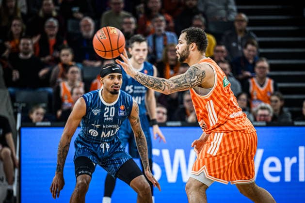 Neu Ulm, Germany, 24 01 26 Michael Weathers MLP Academics Heidelberg and Christopher Ledlum ratiopharm ulm battle for the ball during the Basketball Bundesliga match between ratiopharm ulm vs MLP Academics Heidelberg at the ratiopharm Arena on January 24, 2026 in Neu Ulm, Germany Photo by Harry Langer DeFodi Images ratiopharm Arena, Germany, 24 01 26 Michael Weathers MLP Academics Heidelberg and Christopher Ledlum ratiopharm ulm battle for the ball during the Basketball Bundesliga match between ratiopharm ulm vs MLP Academics Heidelberg at Neu Ulm on January 24, 2026 in ratiopharm Arena, Germany Photo by Harry Langer DeFodi Images Photo by Harry Langer DeFodi Images