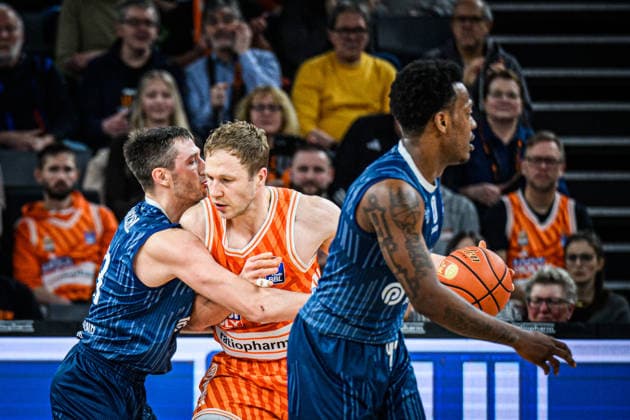Neu Ulm, Germany, 24 01 26 Ryan Miksell MLP Academics Heidelberg , Christian Sengfelder ratiopharm ulm and DJ Horne MLP Academics Heidelberg battle for the ball during the Basketball Bundesliga match between ratiopharm ulm vs MLP Academics Heidelberg at ratiopharm Arena on January 24, 2026 in Neu Ulm, Germany Photo by Harry Langer DeFodi Images ratiopharm Arena, Germany, 24 01 26 Ryan Miksell MLP Academics Heidelberg , Christian Sengfelder ratiopharm ulm and DJ Horne MLP Academics Heidelberg battle for the ball during the Basketball Bundesliga match between ratiopharm ulm vs MLP Academics Heidelberg at Neu Ulm on January 24, 2026 in ratiopharm Arena, Germany Photo by Harry Langer DeFodi Images Photo by Harry Langer DeFodi Images