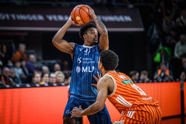 Neu Ulm, Germany, 24 01 26 Eric Reed Jr MLP Academics Heidelberg and Mark Smith ratiopharm ulm battle for the ball during the Basketball Bundesliga match between ratiopharm ulm vs MLP Academics Heidelberg at the ratiopharm Arena on January 24, 2026 in Neu Ulm, Germany Photo by Harry Langer DeFodi Images ratiopharm Arena, Germany, 24 01 26 Eric Reed Jr MLP Academics Heidelberg and Mark Smith ratiopharm ulm battle for the ball during the Basketball Bundesliga match between ratiopharm ulm vs MLP Academics Heidelberg at Neu Ulm on January 24, 2026 in ratiopharm Arena, Germany Photo by Harry Langer DeFodi Images Photo by Harry Langer DeFodi Images