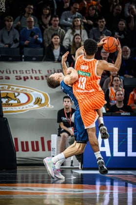 Neu Ulm, Germany, 24 01 26 Niklas Wuerzner MLP Academics Heidelberg and Mark Smith ratiopharm ulm battle for the ball during the Basketball Bundesliga match between ratiopharm ulm vs MLP Academics Heidelberg at the ratiopharm Arena on January 24, 2026 in Neu Ulm, Germany Photo by Harry Langer DeFodi Images ratiopharm Arena, Germany, 24 01 26 Niklas Wuerzner MLP Academics Heidelberg and Mark Smith ratiopharm ulm battle for the ball during the Basketball Bundesliga match between ratiopharm ulm vs MLP Academics Heidelberg at Neu Ulm on January 24, 2026 in ratiopharm Arena, Germany Photo by Harry Langer DeFodi Images Photo by Harry Langer DeFodi Images