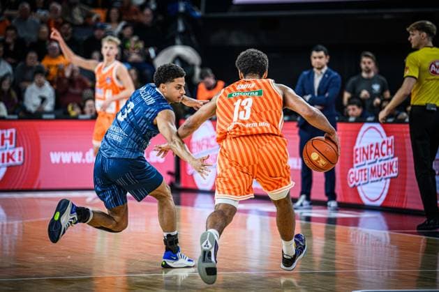 Neu Ulm, Germany, 24 01 26 Kevin McClain MLP Academics Heidelberg and Mark Smith ratiopharm ulm battle for the ball during the Basketball Bundesliga match between ratiopharm ulm vs MLP Academics Heidelberg at the ratiopharm Arena on January 24, 2026 in Neu Ulm, Germany Photo by Harry Langer DeFodi Images ratiopharm Arena, Germany, 24 01 26 Kevin McClain MLP Academics Heidelberg and Mark Smith ratiopharm ulm battle for the ball during the Basketball Bundesliga match between ratiopharm ulm vs MLP Academics Heidelberg at Neu Ulm on January 24, 2026 in ratiopharm Arena, Germany Photo by Harry Langer DeFodi Images Photo by Harry Langer DeFodi Images