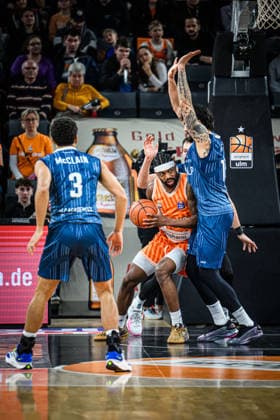 Neu Ulm, Germany, 24 01 26 Kevin McClain MLP Academics Heidelberg , Malik Osborne ratiopharm ulm and Marcel Kessen MLP Academics Heidelberg in a duel during the Basketball Bundesliga match between ratiopharm ulm vs MLP Academics Heidelberg at ratiopharm Arena on January 24, 2026 in Neu Ulm, Germany Photo by Harry Langer DeFodi Images ratiopharm Arena, Germany, 24 01 26 Kevin McClain MLP Academics Heidelberg , Malik Osborne ratiopharm ulm and Marcel Kessen MLP Academics Heidelberg battle for the ball during the Basketball Bundesliga match between ratiopharm ulm vs MLP Academics Heidelberg at Neu Ulm on January 24, 2026 in ratiopharm Arena, Germany Photo by Harry Langer DeFodi Images Photo by Harry Langer DeFodi Images